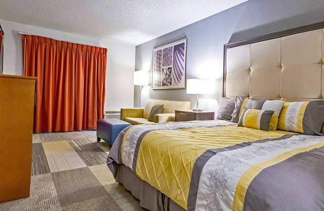 Coratel Inn by Jasper Iowa Fairfield - Comfort 1 King Suites with Sofa Bed NS