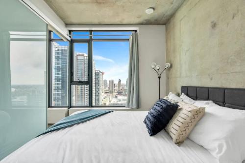 Corner Luxury High-Rise Condo Sleeps 7