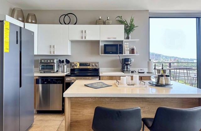 Corner view of Volcano and City, 3BR Stunning Views 45 Min to Beach