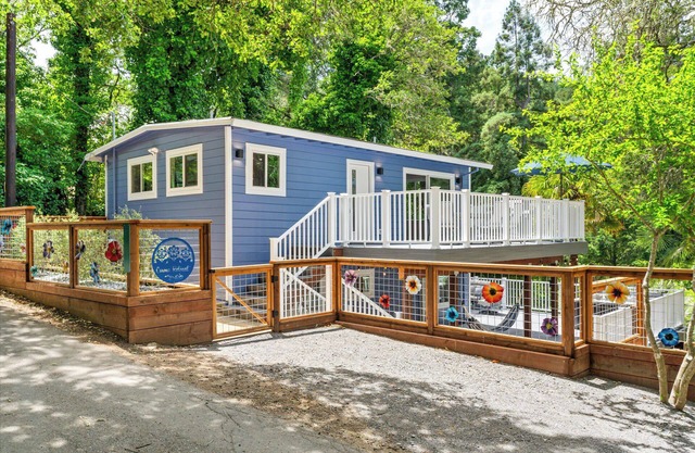 Cosmo Retreat:FUN & Stylish Retreat in Redwoods! BocceBall! HtTb/Pup/WiFi/AC/
