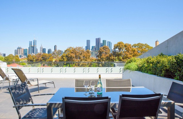 Cosmo Stays- 3BR Penthouse Apartment. Incredible City Views. Free Parking.