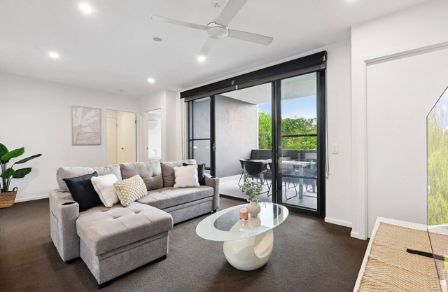 Cosy 2-Bed with Alfresco Dining by Bill Cash Park