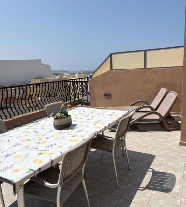 Cosy 2 Bedroom Penthouse with Terraces & seaview