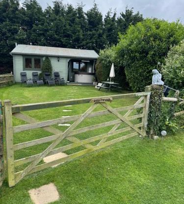 Cosy 2 BR cabin on coast private hot tub ' Driftwood '