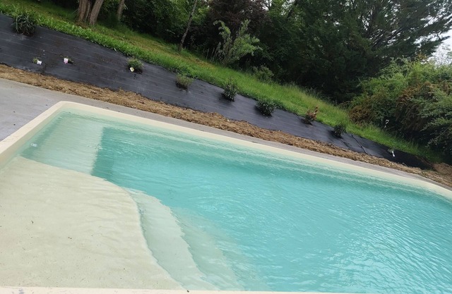 Cosy 3 bedroom house with pool