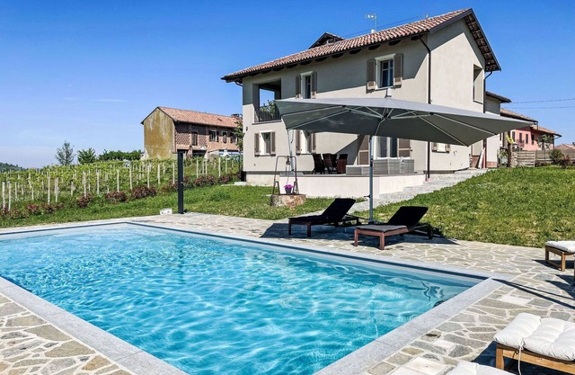 Cosy apartment for 2 people with WIFI, pool, A/C, TV, patio and parking