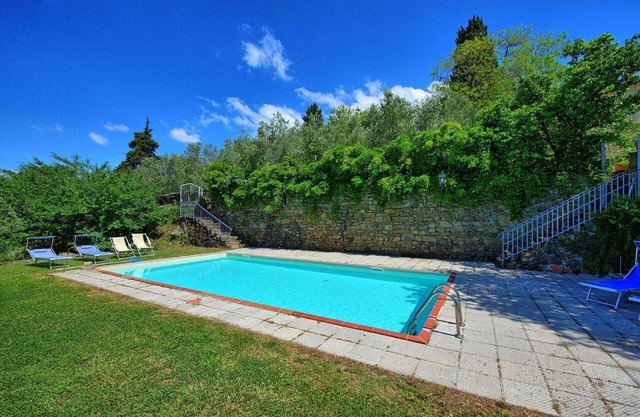 Cosy apartment with pool, WIFI, TV, patio, pets allowed, panoramic view, close to Greve In Chianti