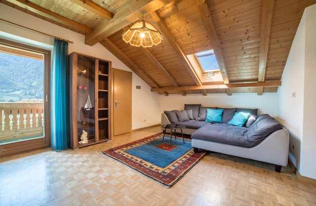 Cosy apartment “Pixnerhof - Topaz” on a farm with Wi-Fi & Mountain View