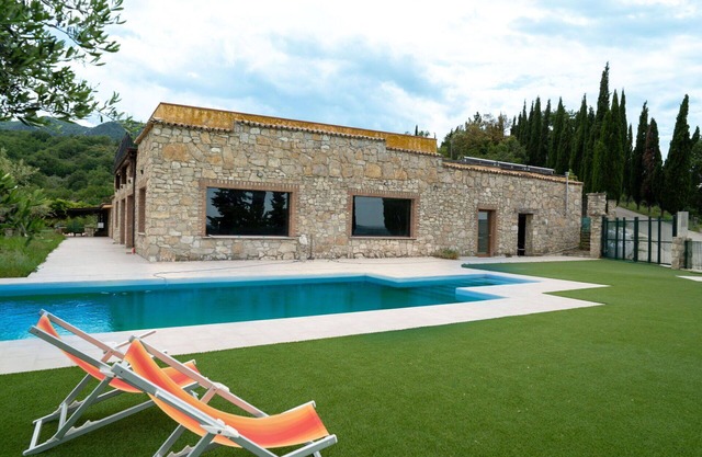 Cosy apartment for 4 people with WIFI, pool, A/C, TV, balcony and pets allowed