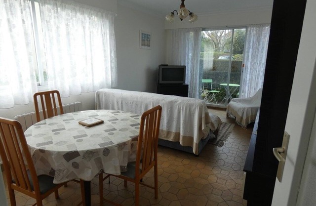 Cosy apartment in residence with swimming pool located 100m from the large beach of Saint Cast and.