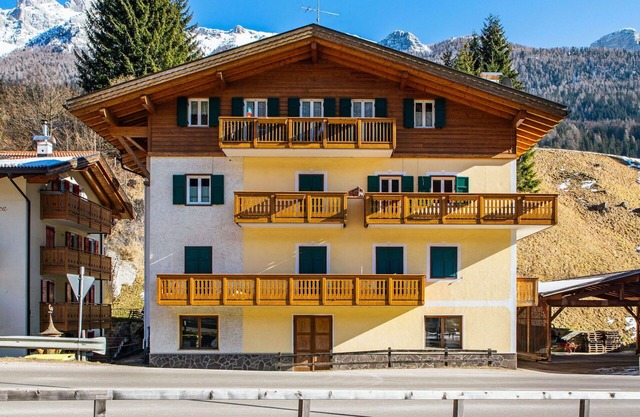 Cosy apartment for 4 guests with WIFI, TV, balcony, pets allowed and parking