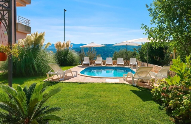 Cosy apartment for 4 guests with A/C, WIFI, pool, TV, terrace and pets allowed