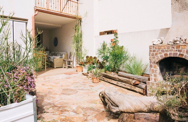 Cosy apartment for 6 guests with WIFI, A/C, TV, patio and pets allowed
