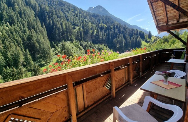 Cosy apartment for 7 guests with WIFI, TV, balcony and pets allowed