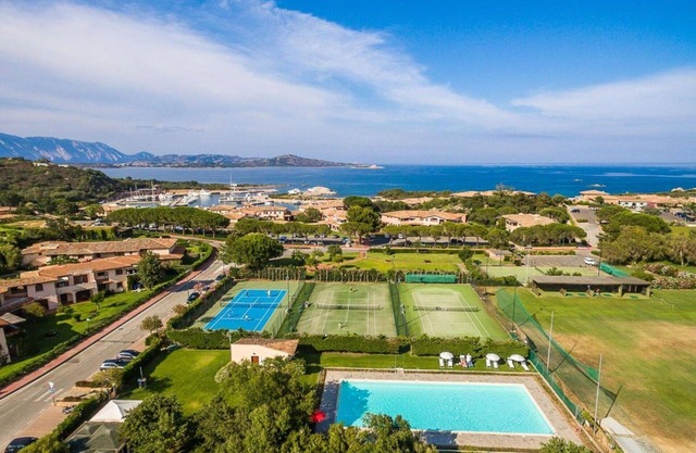 Cosy apartment in villa for 8 people with A/C, pool, TV and terrace