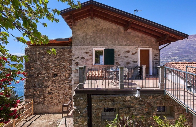 Cosy apartment in villa for 12 guests with WIFI, A/C, TV, patio and pets allowed