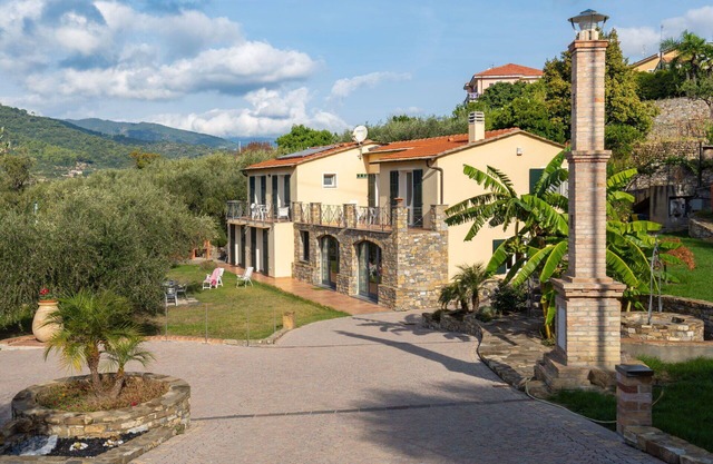 Cosy apartment in villa for 4 guests with WIFI, TV, patio, pets allowed and panoramic view