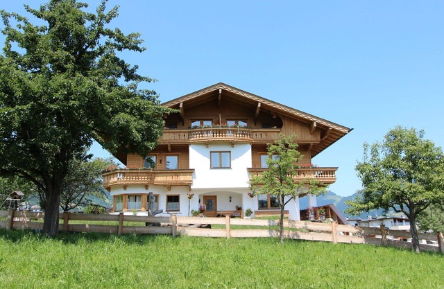 Cosy apartment in villa for 6 guests with WIFI, TV, terrace, pets allowed and panoramic view