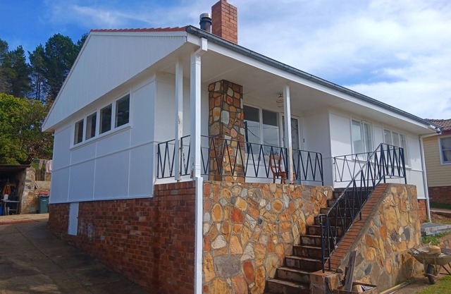 Cosy Cooma Holiday Home in the Snowy Mountains.