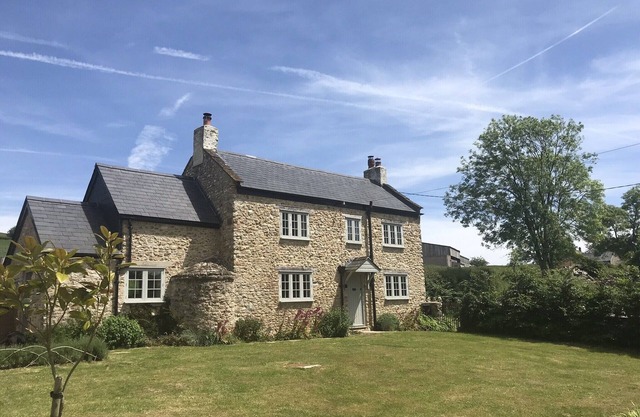 Cosy cottage with large garden in gorgeous rural setting.