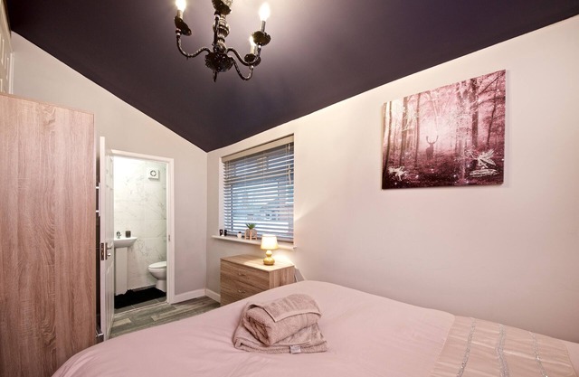 Cosy, Designer Home + Onsite Parking and garden