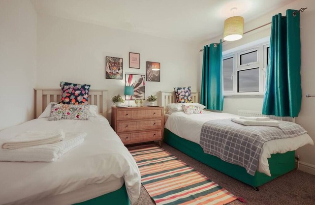 ✨ Cosy Full Home | Serviced Apt 🏡 Free Parking 🚗 Walk to Amenities 🛍️