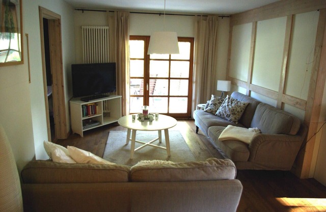 Cosy holiday apartment with an open living and dining room and an exposed timber frame