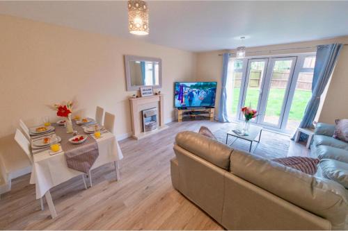 Cosy Home-Sleeps 5- Private Garden- Free Parking