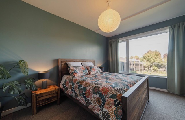 Cosy House w/Beautiful Garden and Hot Tub. Pet Friendly!