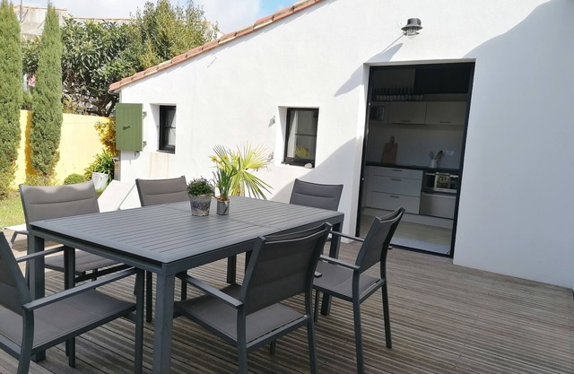 Cosy house with small garden close to the beach and shops.