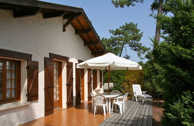 Cosy house with garden + Terrace, ocean and bay in walking distance, Wifi and TV