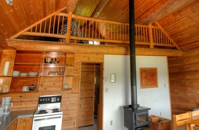 Cosy Lake front Log Cabin at Canim Lake Resort