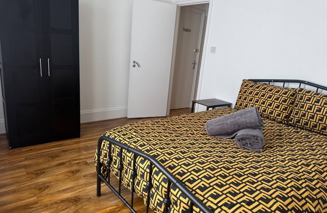 Cosy London Apartment with Two Bedrooms sleeps 4