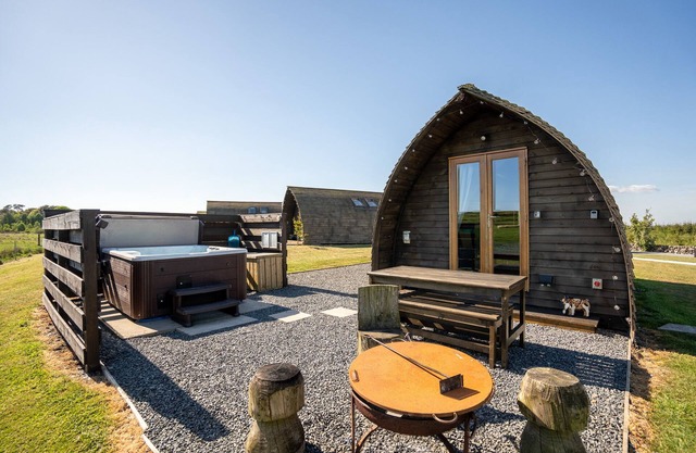 Cosy Modern Glamping Cabin With Hot Tub