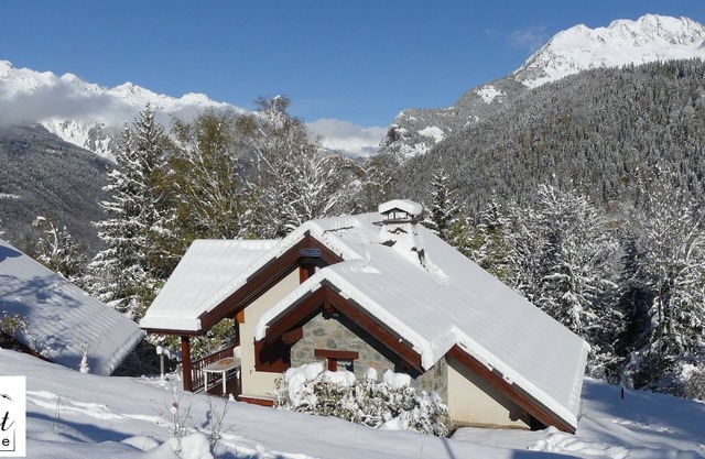 Cosy private chalet at the foot of the slopes, Oz, Alpe d'Huez ski area
