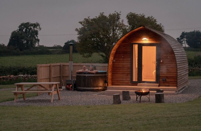 Cosy Rural Cabin with Wood Fired Hot Tub