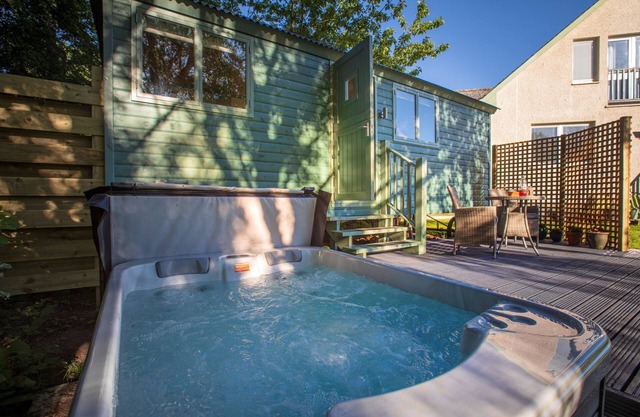 Cosy Shepherds Hut in the Scottish Highlands with hot tub (pet friendly)