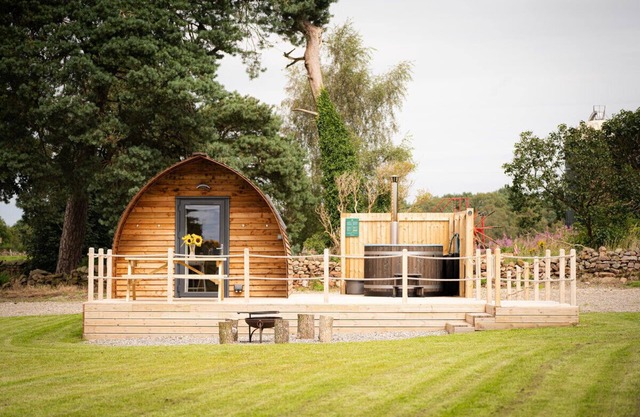 Cosy Spacious Cabin with Wood Fired Hot Tub