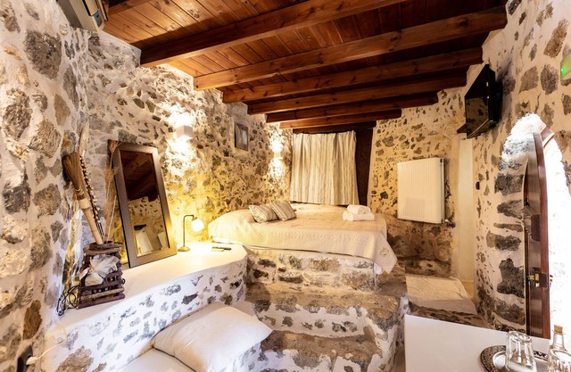 Cosy Stone Built Suite, feeling cretan authenticity!