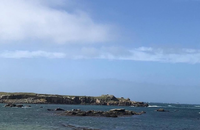 Cosy waterfront house sleeps 4, beach at end of garden