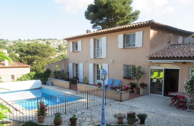 côtebleue villa 10 sleeps 4ch 2bath large swimming pool 800m from the creeks
