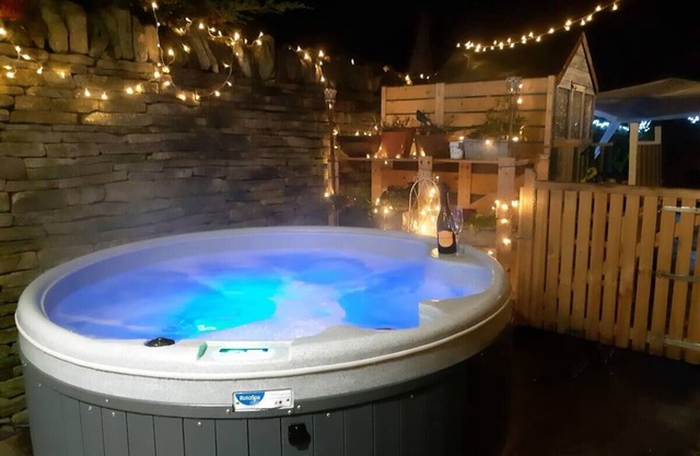 Cotswold Retreat with Private Hot Tub