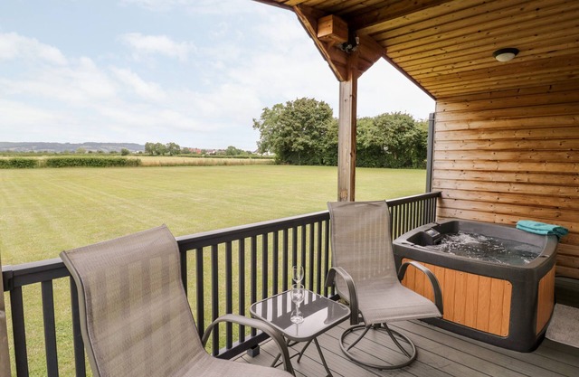 COTSWOLD VIEW 1, romantic, character holiday cottage in Honeybourne