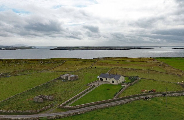 Cottage 383 - Claddaghduff - sleeps 8 guests in 4 bedrooms