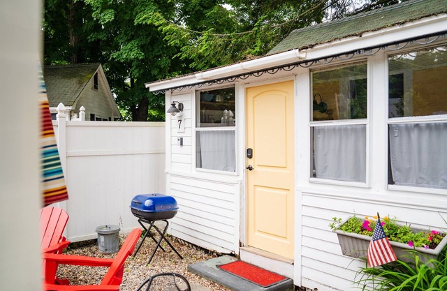 Cottage 7 - Year Round - Pet Friendly - Stand Alone 1 Bedroom/1 Bath