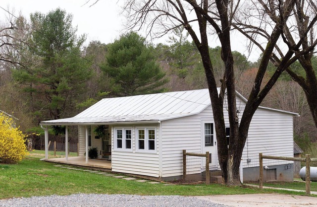 Cottage, Axe Throwing, Fire Pit, Creek, Close to AT and TC. Fenced yard
