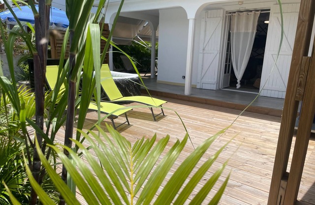Cottage de la Plage : Jacuzzi, 4 guests, close to the beach, in the heart of Gosier