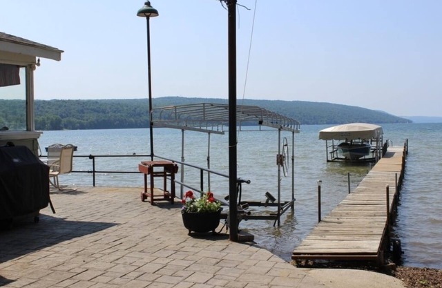 Cottage- Flat- On Lake -Avail Aug 27-Sept 3