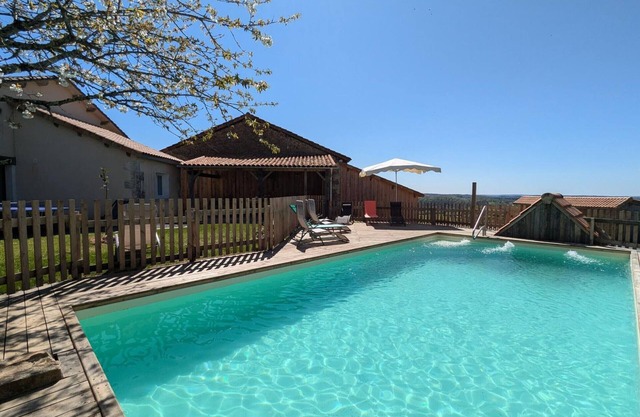 Cottage for 11 people with pool, enclosed garden, pets allowed