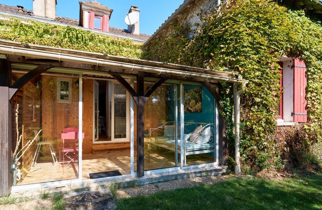 Cottage 'À L'envol' with Private Terrace and Shared Garden